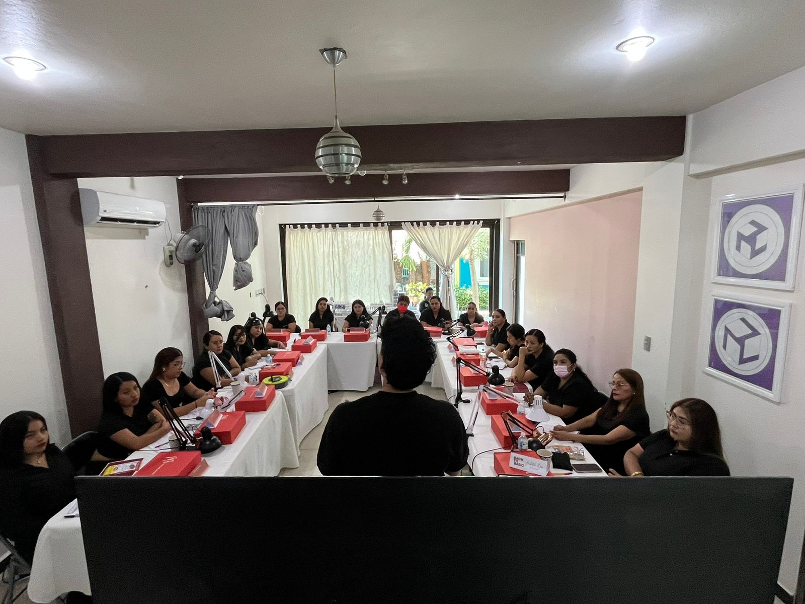 Salón con mesas para taller