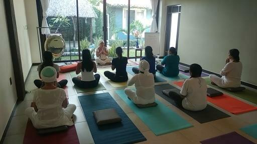 Salón con sillas en círculo